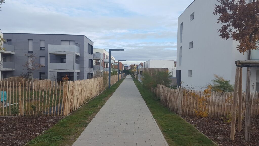 cheminement pieton entre immeubles