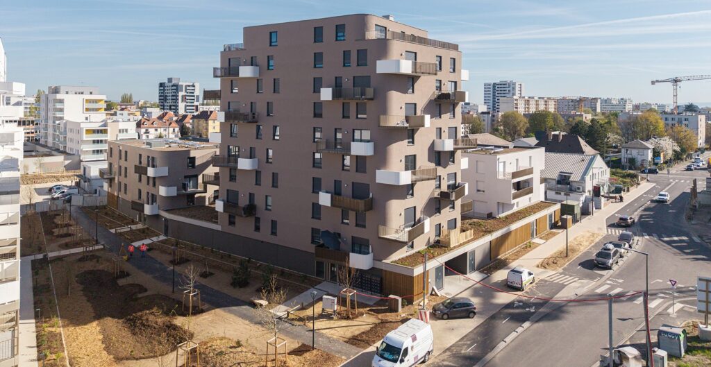 vue drone immeuble et amenagements paysagers