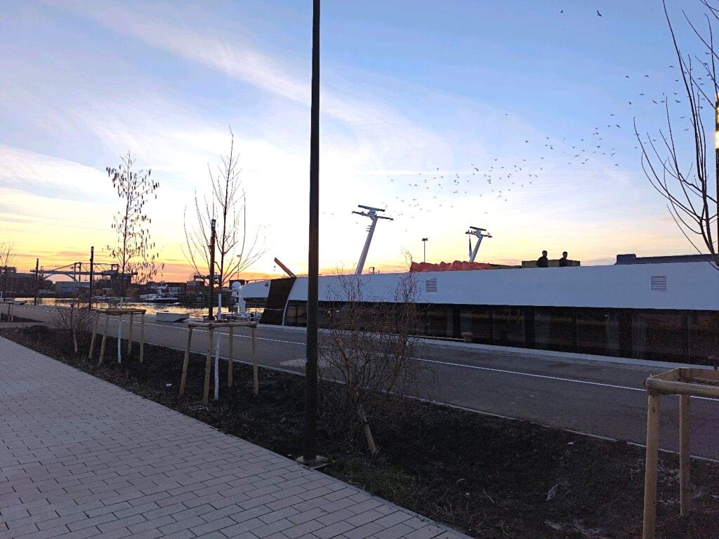 bateau de croisiere amarre au port cheminement pieton et amenagement paysager