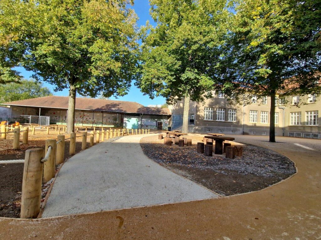 chemin enrobe clair tables et tabourets