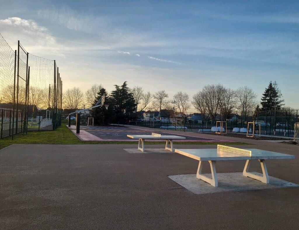tables de ping pong et terrains de baskets